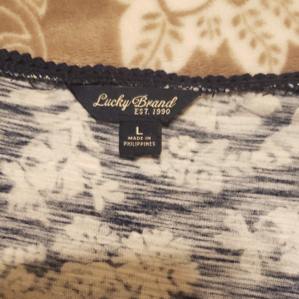 ✨ HP ✨Lucky Brand Blue/White Floral Top - Picture 5 of 7